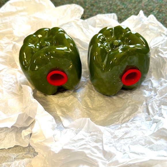 Hand Painted Vintage Ceramic "green Pepper" Salt & Pepper Shakers - Picture 2 of 6
